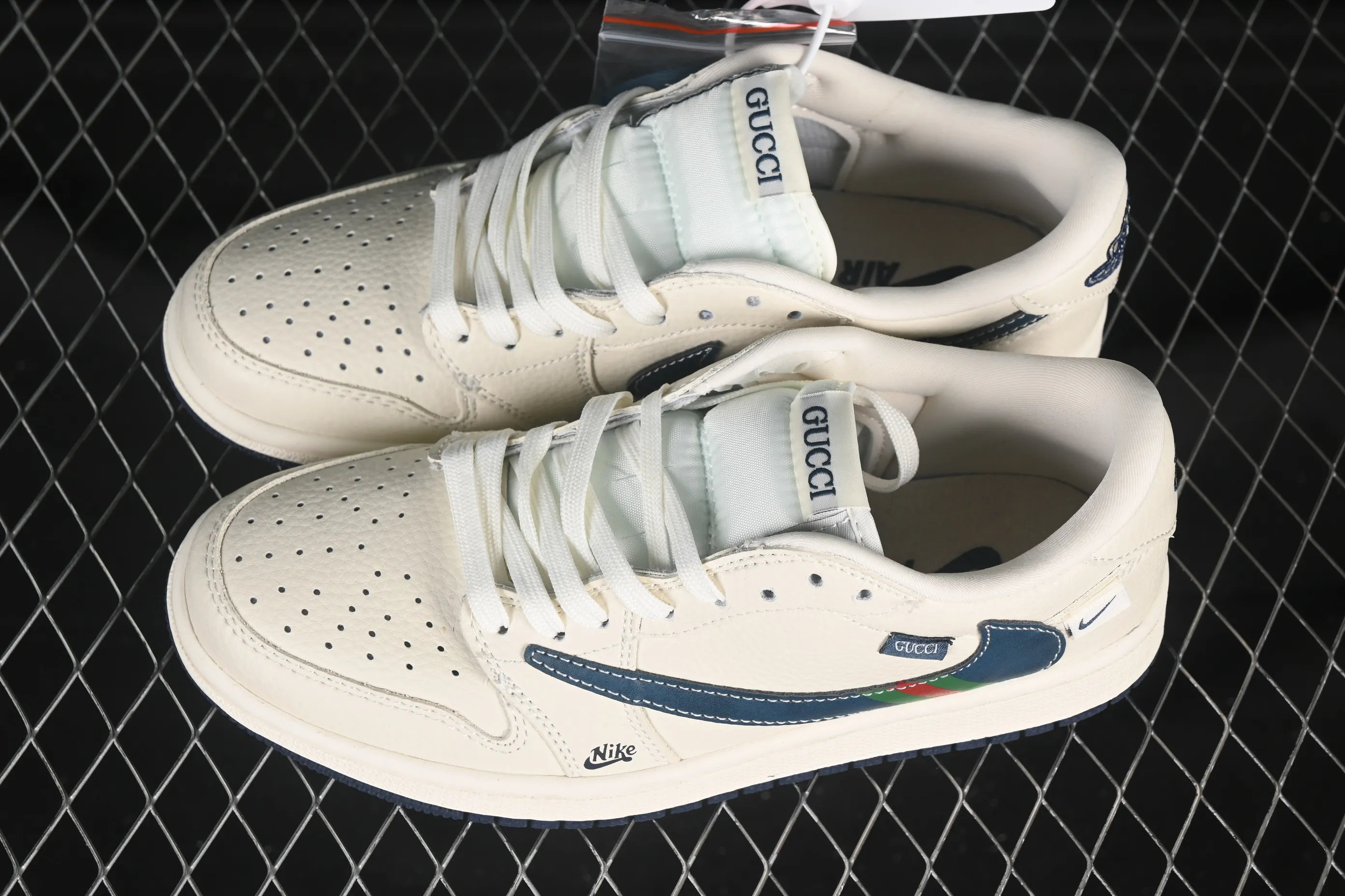 All categories Air Jordan Jordan series basketball shoes Air Jordan 1 Low High-end customized low-top sneakers Travis Scott x Fragment Design x Air Jordan 1 Low OG SP AJ1 Joe 1 Gucci joint green and red striped hook low-top cultural casual sneakers XS2024-027